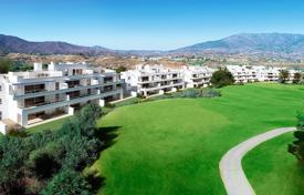Двухуровневый пентхаус в резиденции с бассейнами, на первой линии поля для гольфа, Михас, Испания за 490 000 €