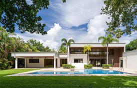 Современная вилла с задним двором, бассейном, зоной отдыха и террасой, Майами, США за $1 795 000