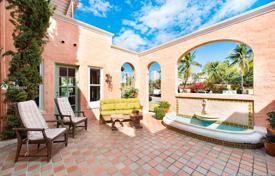 Просторный коттедж с задним двором, зоной отдыха, террасами и гаражом, Майами-Бич, США за $2 349 000