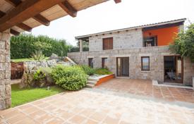 Современная вилла с тремя отдельными апартаментами, ухоженным садом и бассейном в 250 м от пляжа, Пунтальдия, Италия за 8 800 € в неделю