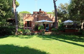 Красивая вилла с большим садом и бассейном рядом с побережьем, Пунта-Ала, Италия за 8 900 € в неделю