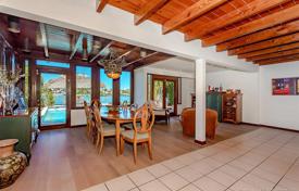 Комфортабельная вилла с бассейном, террасой и видом на бухту, Майами-Бич, США за $1 395 000
