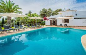 Красивая вилла с большим садом и бассейном в 800 метрах от песчаного пляжа, Карвоейру, Португалия за 5 800 € в неделю