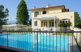 Новая вилла с большим садом и бассейном в 800 метрах от моря, Форте-дей-Марми, Италия. Цена по запросу