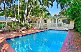 Уютная вилла с частным садом, бассейном и террасами, Майами, США за $895 000