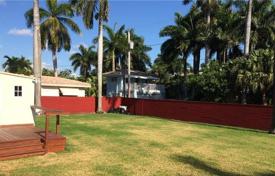 Уютный коттедж с задним двором и садом, террасой и гаражом, Холливуд, США за $800 000