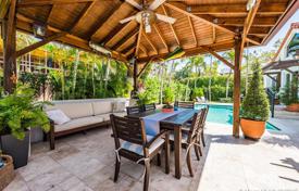 Уютная вилла с задним двором, бассейном и террасой, Ки-Бискейн, США за 1 641 000 €