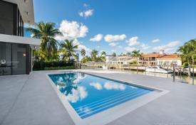 Современная вилла с задним двором, бассейном, зоной отдыха, террасой и гаражом, Майами-Бич, США за $4 846 000