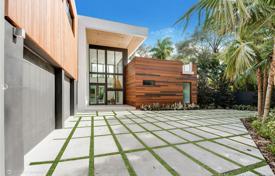 Современная вилла с задним двором, бассейном, летней кухней, зоной отдыха, террасой и двумя гаражами, Майами, США за $4 795 000