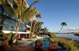 Современная вилла с задним двором, бассейном, зоной отдыха, террасами и гаражом, Корал Гейблс, США за $12 900 000