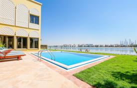Элитная вилла с террасой, бассейном, видом на море и частным пляжем, недалеко от поля для гольфа, Пальма Джумейра, Дубай, ОАЭ. Цена по запросу