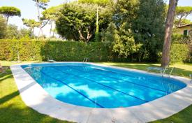 Вилла в отличном состоянии с бассейном, садом, гостевым домом и озером на набережной, в 50 метрах от моря, Форте-дей-Марми, Италия. Цена по запросу