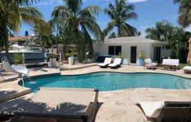 Просторная вилла с задним двором, бассейном, летней кухней и зоной отдыха, Майами, США за $2 050 000