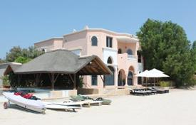 Просторная вилла с бассейном и собственным пляжем, Пальма Джумейра, Дубай, ОАЭ за $14 000 в неделю