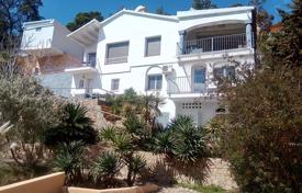 Трехэтажная вилла с двумя апартаментами, садом и бассейном, Льорет‑де-Мар, Испания за 2 400 € в неделю