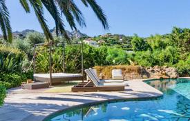 Просторная вилла с бассейном, прямым выходом на пляж и панорамным видом в престижном районе, Порто-Черво, Италия за 7 500 € в неделю