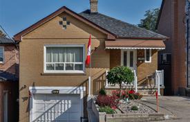 Дом в городе в Йорке, Торонто, Онтарио,  Канада за C$1 028 000