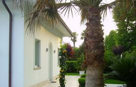 Двухэтажная вилла с бассейном, сауной и садом рядом с пляжем, Марина-ди-Пьетрасанта, Италия за 7 100 € в неделю