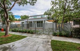 Уютная вилла с задним двором, бассейном, зоной отдыха и парковкой, Майами, США за $2 499 000