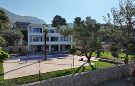 Новая трехэтажная вилла с бассейном и садом в 150 метрах от моря, Ратац, Черногория за 1 900 000 €
