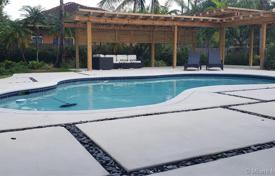 Прекрасная вилла с бассейном, садом и террасой, Майами, США за 1 687 000 €