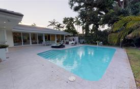 Просторная вилла с задним двором, бассейном и зоной отдыха, Майами, США за $1 500 000