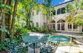 Уютный коттедж с задним двором, садом, террасой и гаражом, Корал Гейблс, США за 2 265 000 €