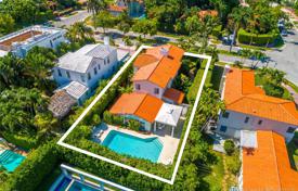 Шикарная вилла с задним двором, бассейном, гаражом и террасой, Майами-Бич, США за $2 400 000