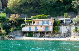 Двухэтажная вилла прямо на пляже у озера Комо, Менаджо, Ломбардия, Италия за 3 100 € в неделю