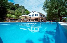 Вилла с гостевым домом, бассейном и теннисным кортом на берегу моря, Пезаро, Италия за 16 000 € в неделю
