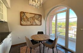 Стильная двухуровневая квартира с видом на море в городе Тиват, Черногория за 245 000 €