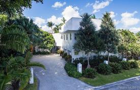 Красиво отремонтированная вилла с участком, бассейном, гаражом, террасой и видом на залив, Майами-Бич, США за $7 985 000