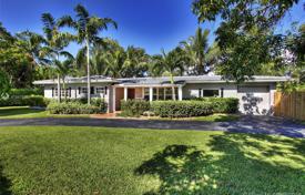 Уютный коттедж с задним двором, террасой и гаражом, Майами, США за $735 000