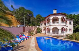 Трехэтажная меблированная вилла с бассейном, террасами, панорамными видами на море и горы в одном из лучших районов Льорет‑де-Мар, Испания за 702 000 €