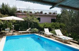 Трехэтажная вилла на холме с панорамным видом, бассейном и садом, Масса-Лубренсе, Италия за 6 600 € в неделю