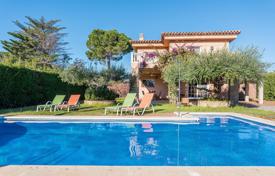 Просторная вилла с бассейном, садом и террасой в 300 метрах от пляжа, Камбрильс, Испания за 2 500 € в неделю