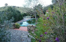 Просторная вилла с бассейном, садом и парковкой недалеко от пляжа, Пунта-Ала, Италия. Цена по запросу