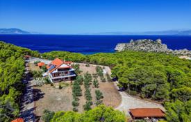 Трёхэтажная вилла с бассейном, спортплощадкой и большим садом рядом с морем в Лутраках, Пелопоннес, Греция за 580 000 €