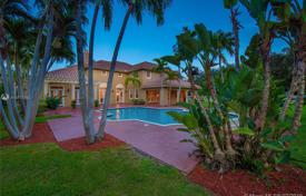 Уютная вилла с садом, задним двором, бассейном, зоной отдыха, террасой и гаражом, Майами, США за 1 833 000 €