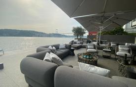 Дом в Стамбуле на берегу Босфора, на участке земли 1000 м², с лифтом и отдельным гостевым домом, бассейном с подогревом, большой парковкой за 65 651 000 €