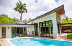 Просторная вилла с задним двором, бассейном, летней кухней, зоной отдыха, террасой и гаражом, Майами, США за $2 149 000