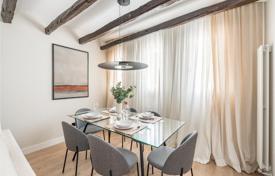Меблированная квартира в оживлённом районе с магазинами, кафе и тавернами, Мадрид, Испания за 629 000 €