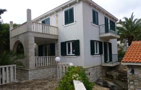 Уютный каменный дом с двумя террасами, двумя бунгало и видом на море, недалеко от пляжа, Брач, Сплитско-Далматинская жупания, Хорватия за 475 000 €