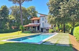 Уютная вилла с большим садом и бассейном в 200 метрах от пляжа, Марина-ди-Пьетрасанта, Италия за 4 800 € в неделю