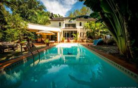 Уютная вилла с патио, бассейном, гаражом и террасой, Майами, США за $1 899 000