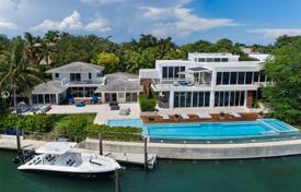 Современная вилла с бассейном, террасами, летней кухней, гаражами и видом на залив, Ки Бискейн, США за 18 207 000 €