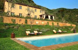 Старинная вилла с бассейном в Камайоре, Тоскана, Италия за 7 400 € в неделю