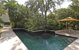Просторная вилла с садом, задним двором, бассейном, летней кухней, зоной отдыха, террасой и парковкой, Майами, США за $4 250 000
