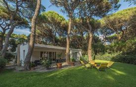 Современная вилла с садом и террасой в закрытой резиденции, рядом с пляжем, Роккамаре, Италия. Цена по запросу