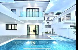 Вилла с 4 спальнями и бассейном. Soi Pornprapanimit 16 (Soi Siam Country Club) за $204 000